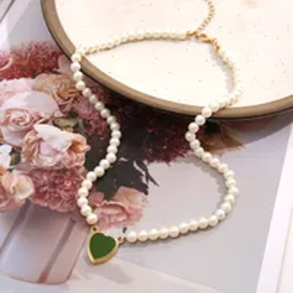 Luxurious Artificial Pearl Necklace with Green Heart Pendant - Picture 1 of 4